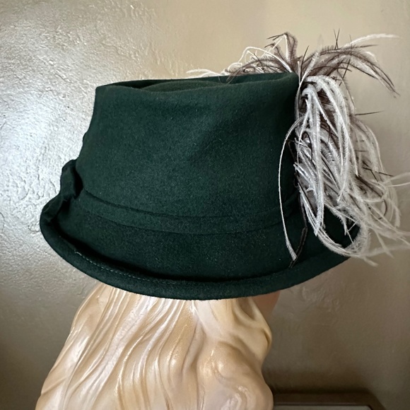 AMAZING 1940s\' GREEN FEDORA TRIMMED WITH LARGE BROWN/WHITE OSTRICH FEATHERS main image 5